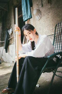 外出佩戴小玩具坐地铁的原文